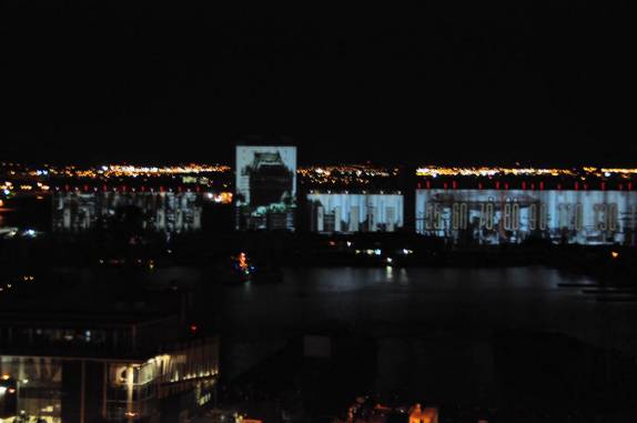 Armazens do porto transformados em gigantesco cinema ao ar livre, em Quebec, no Canadá